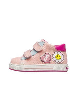 Scarpetta da bambino rosa con due strap in velcro, toppa a forma di cuore con la scritta "LOVE" e toppa di margherita sorridente sul lato esterno, suola in gomma bianca con bordo rosa.