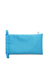Blå tygpåse med en slät yta, utrustad med ett dragband upptill och en liten Adidas-logotagg på sidan. Rektangulär form.