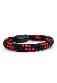 Bracciale intrecciato nero e rosso, con una chiusura nera liscia. Il design testurizzato presenta colori alternativi in un motivo diagonale.