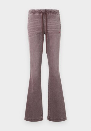 Violetti pesuinen liehupantalo elastisella vyötärönauhalla ja etukiristysnauhalla, joissa on sivutaskut ja hillitty punainen sydänlogo oikeassa reidessä.