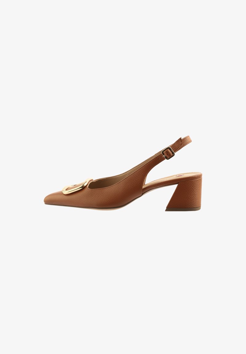 Brązowe skórzane buty typu slingback z wąskim czubkiem, z detalem w postaci złotej klamry oraz masywnym obcasem o fakturowanym wykończeniu.