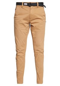 Slim-fit khaki broek van katoen, voorzien van een zwarte verstelbare riem, zijzakken en een gladde textuur met minimale stikseldetails.