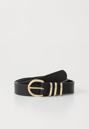 Zwarte leren riem met een ronde gouden gesp en drie horizontale gouden accenten. Gestructureerd oppervlak met een gladde afwerking.