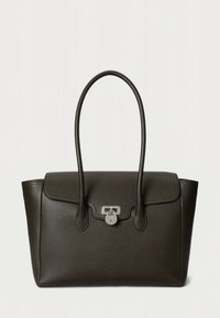 Tamsiai žalia tekstūruota odinė rankinė su dviem ilgais rankenomis, dangteliu su užsegimu ir sidabriniu užraktu priekyje.