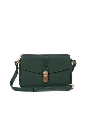 Ciemnozielona skórzana torba na ramię z regulowanym paskiem i zapięciem na złoty zatrzask na przedniej klapie, na białym tle.
