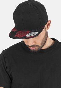 Flexfit - Cap - black/red Thumbnail Image 1