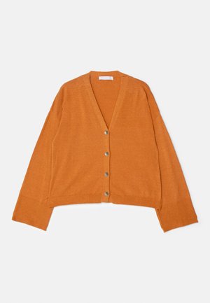 V-hals, kort cardigan i teksturert oransje stoff med fem metallknapper foran og ribbestrikkede cuffs og kant.