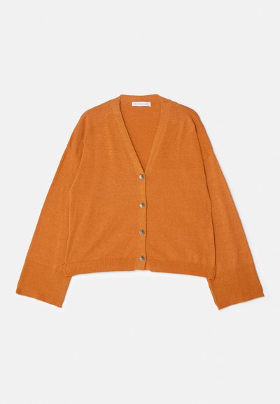 Cardigan court à col en V en tissu texturé orange, doté de cinq boutons métalliques à l'avant et de poignets et d'ourlet à côtes.