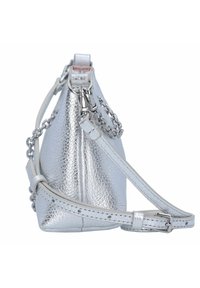 Borsa a tracolla in pelle metallica argento con finitura texture, dotata di una catena e di una tracolla in pelle, e di forma triangolare. Accentuata con dettagli in metallo argentato.