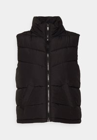 Černá prošívaná vesta s vysokým límcem, zapínáním na přední zip a dvěma bočními kapsami. Má vodorovný prošívaný vzor a měkkou texturu.
