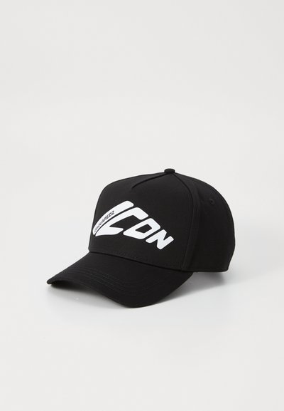 Casquette noire avec une visière courbe, arborant un grand texte logo blanc sur le devant. Fabriquée en coton, elle possède un design structuré et un arrière ajustable.