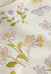 Bawełniana tkanina posiada miękkie kremowe tło z kolorowymi wzorami kwiatów i motyli, w tym różowymi i żółtymi kwiatami oraz małą myszką.