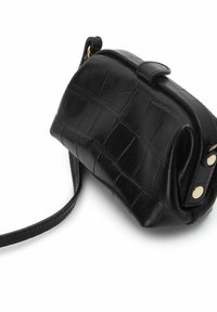 Svart läderhandväska med rektangulär form, strukturerat krokodilsmönster, detaljer i guld och en tunn axelrem.