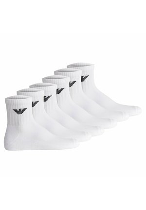 Weiße Baumwoll-Knöchelsocken, sechs Paar, mit einer gerippten Struktur und einem schwarzen Logo-Akzent. Klassisches Design, geeignet für verschiedene Outfits.