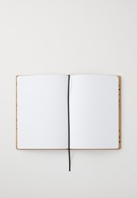 Innbundet notatbok med en teksturert brun omslag. Inneholder blanke hvite sider, svart båndmarkør, og dekorative indre kanter.