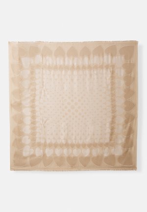 Sciarpa beige chiaro con motivo a cuori e punti circolari, con bordi frangiati e una finitura morbida e testurizzata.