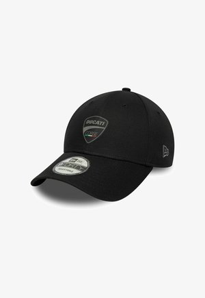 Schwarze verstellbare Baseballkappe mit Ducati Corse-Logo auf der Vorderseite und New Era 9FORTY Aufkleber auf der gebogenen Krempe.