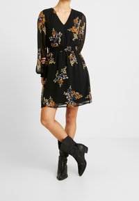 Vero Moda Vapaa-ajan mekko - black