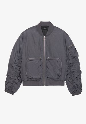 Tmavošedá bomber bunda s naťahovanými rukávmi, zipsom na prednej strane, dvoma veľkými prednými zipsovými vreckami a zipsovým vreckom na ľavom rukáve.