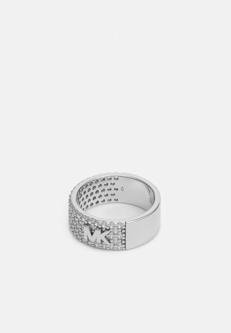 Bague large en argent avec des cristaux clairs couvrant la moitié de la surface et le logo "MK" au centre de la zone de cristaux, taille 6 à l'intérieur.