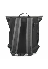 Zaino roll-top nero con accenti grigi, realizzato in tessuto testurizzato. Presenta spallacci imbottiti e diversi scomparti con zip.