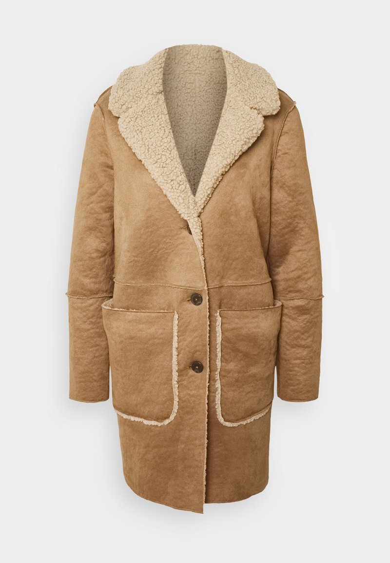 Cappotto in shearling beige con un esterno testurizzato, ampio colletto, chiusura frontale a bottoni e due tasche a toppa con bordo a contrasto.