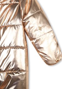 Chaqueta tipo puffer metálica dorada con un patrón acolchado, que presenta un acabado brillante, un puño a presión y una silueta holgada.