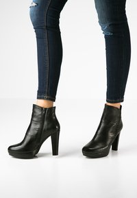 Steven New York Bottines à talons hauts - black