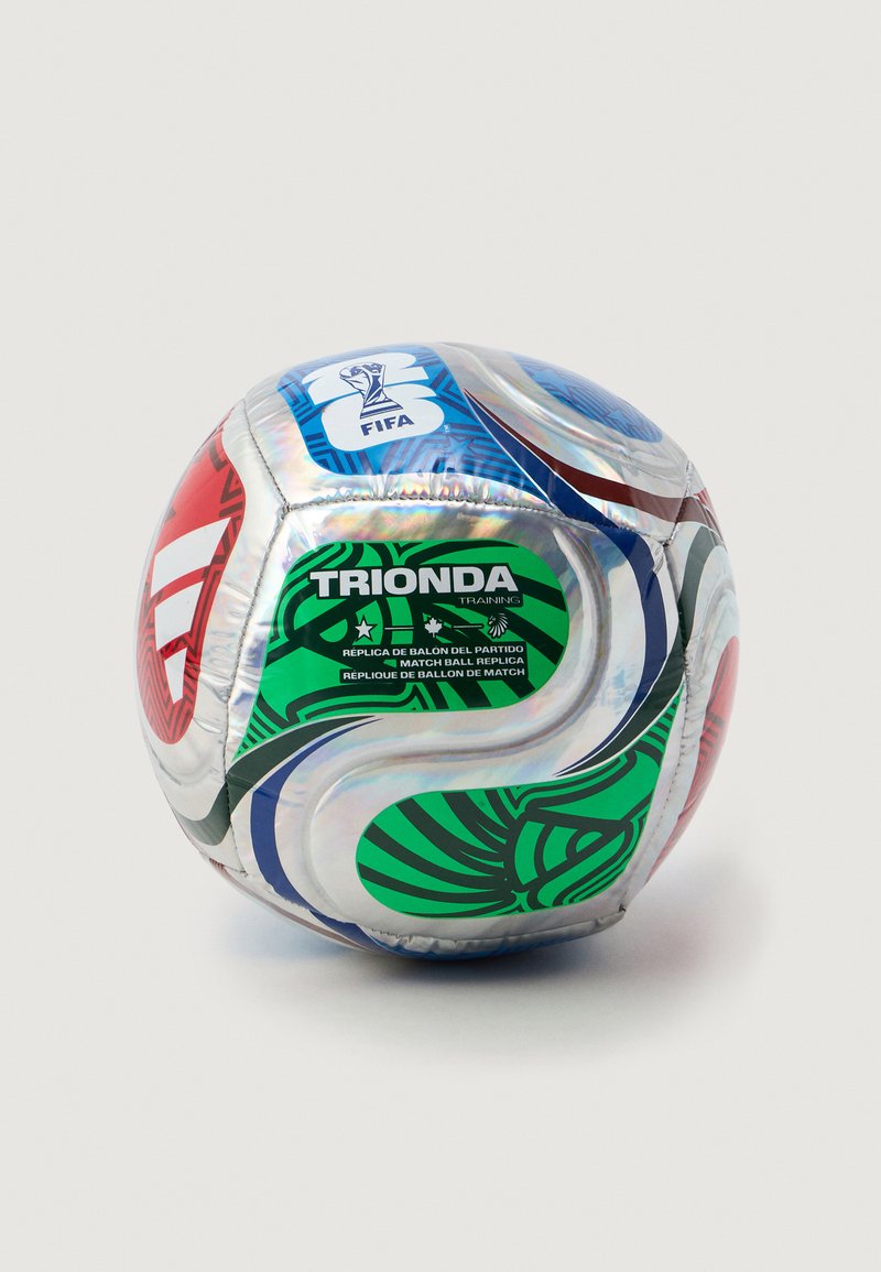 FIFA-kampball-replika med metallisk overflate og abstrakte mønstre og logoer i rødt, blått, grønt og hvitt på en ensfarget bakgrunn.