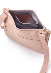 Borsa a tracolla di tessuto rosa chiaro con texture liscia, chiusura con zip e tasca interna. Tracolla regolabile per maggiore comodità.