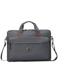 Maletín de tela gris con bolsillo delantero con cremallera, asas dobles, correa de hombro ajustable y logotipo circular de "Delsey Paris" en el bolsillo delantero.