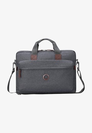 Maletín de tela gris con bolsillo delantero con cremallera, asas dobles, correa de hombro ajustable y logotipo circular de "Delsey Paris" en el bolsillo delantero.