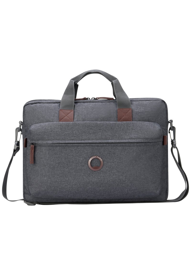 Maletín de tela gris con bolsillo delantero con cremallera, asas dobles, correa de hombro ajustable y logotipo circular de "Delsey Paris" en el bolsillo delantero.
