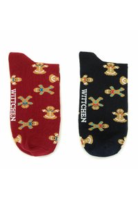 Calcetines tobilleros rojos y negros con patrones de hombre de jengibre, con el texto blanco "WITCHEN" en el calcetín negro. Fabricados con tela suave.