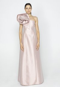 Różowa satynowa suknia wieczorowa z usztywnionym projektem na jednoramieniu i dużym kwiatowym akcentem na ramieniu. Gładka tekstura, długość do podłogi.