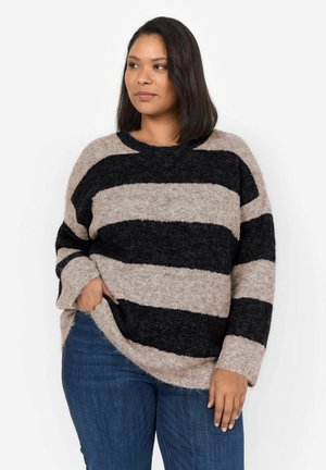 Maglione lavorato a maglia con ampie righe nere e beiges alternate, colletto a giro, vestibilitàampia e polsini a costine, abbinato a jeans blu.