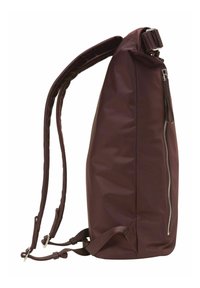 Sac à dos bordeaux fabriqué en matériau résistant à l'eau, présentant un design épuré. Il dispose de sangles ajustables et d'un détail de fermeture éclair sur le côté.