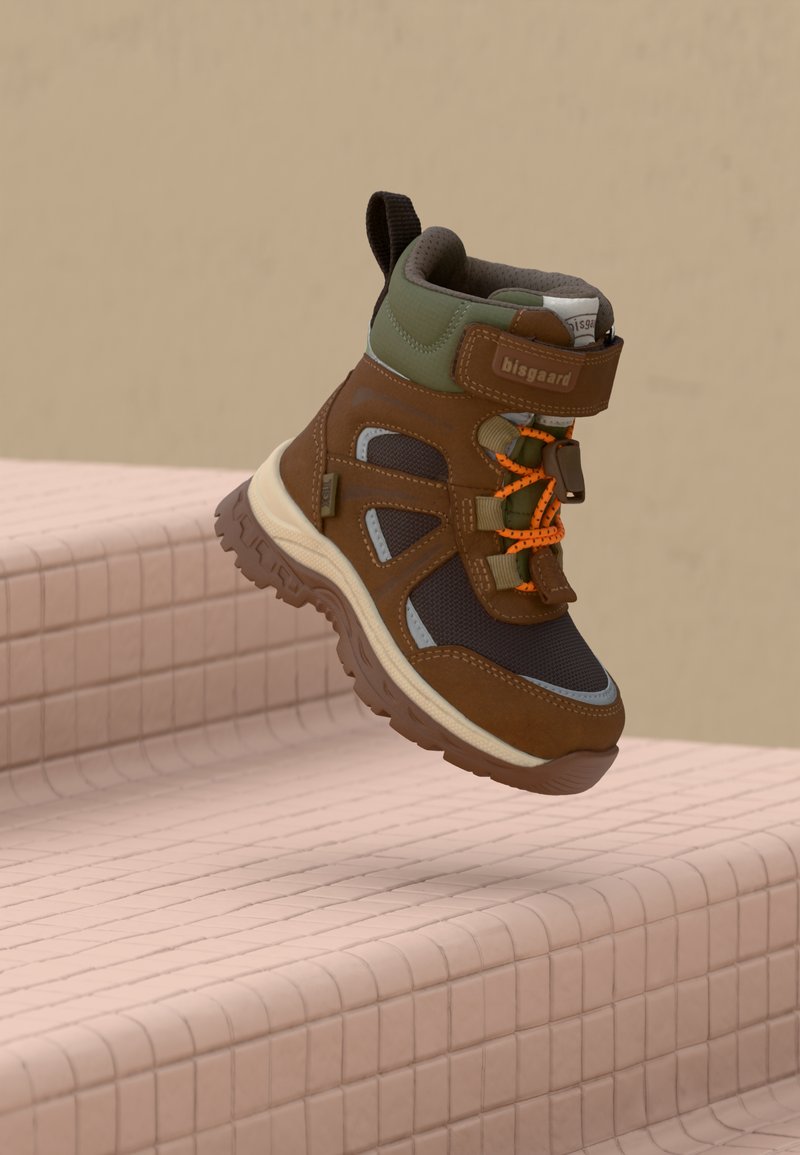 Barna és zöld középmagas csizma légáteresztő hálós és bőr anyagból, narancssárga fűzővel és gumitalppal, tépőzárral és párnázott szegéllyel.