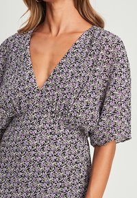 TUSSAH Vestido informal - lilac