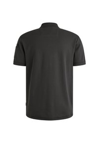 Zwarte polo met kraag, korte mouwen en een ritszak op de linkerarm. Zachte, gladde stof met een subtiele textuur.