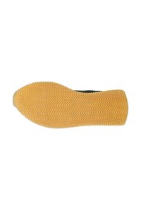 Sole di scarpa in gomma con un motivo ondulato testurizzato. Il colore è un beige chiaro con una finitura liscia, progettata per aderenza e durata.