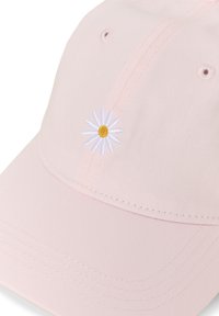 Casquette de baseball rose clair avec une petite fleur de marguerite blanche brodée sur le panneau central avant.