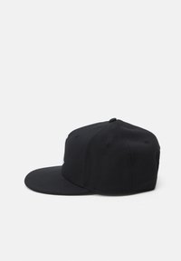 Sort baseball cap med en flad skygge, lavet af stof, med ventilationshuller og et bånd bagpå til størrelsesjustering.