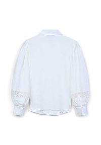 Blusa bianca con colletto classico, maniche a sbuffo e dettagli in pizzo sui polsini e sull'orlo. Tessuto liscio con una trama uniforme.