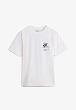 T-shirt in cotone bianco con maniche corte, caratterizzato da una stampa grafica nera sul lato sinistro che include il logo Vans e dettagli testuali.