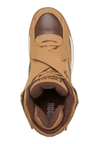 Hnědé a béžové tenisky se polstrovaným límcem, perforovanými koženými akcenty a designem s křížovými pásky. Vnitřek je podšitý měkkým hnědým materiálem.
