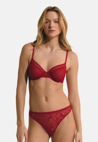 Unselected, red