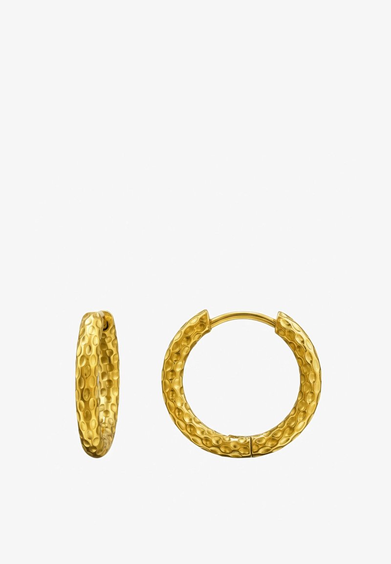 Gouden oorringen met een gestructureerd, hamerslagoppervlak, waarvan één frontaal is weergegeven en de andere zijwaarts op een witte achtergrond.