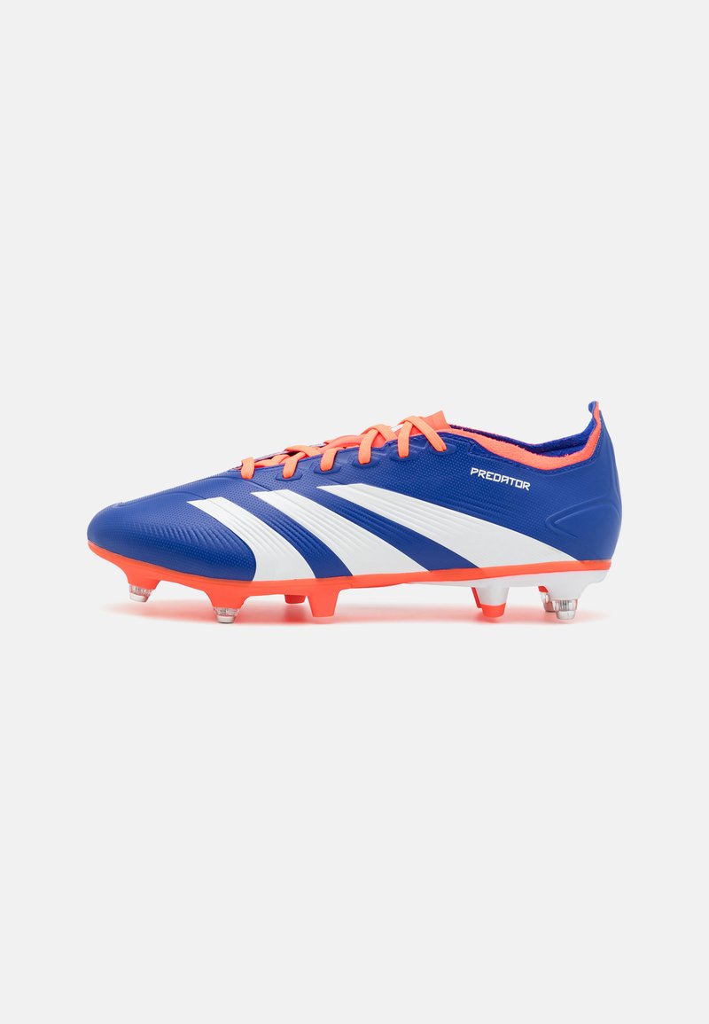 Scarpino da calcio blu con accenti bianchi, parte superiore testurizzata, lacci arancioni e suola arancione. Presenta tre strisce bianche diagonali sul lato.