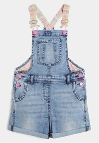 Salopette courte en jean bleu clair pour enfants avec ourlets retroussés, poche avant, boutons roses et bretelles multicolores ajustables avec texte imprimé.